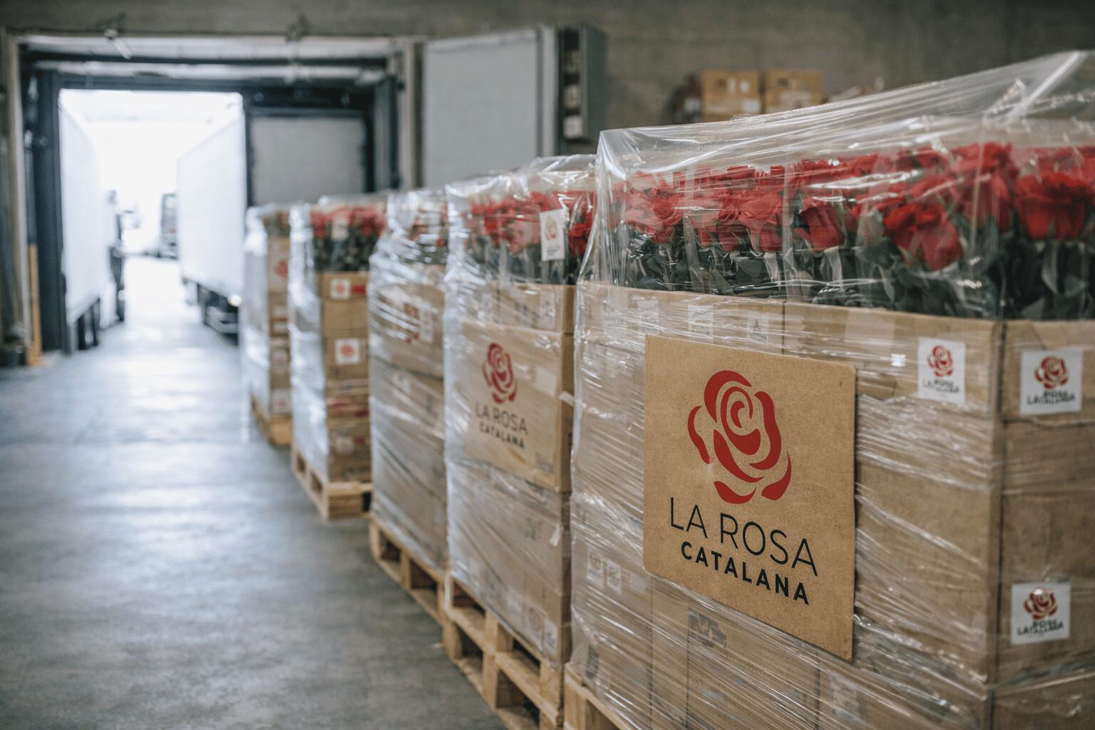 Moll de càrrega amb palets de roses