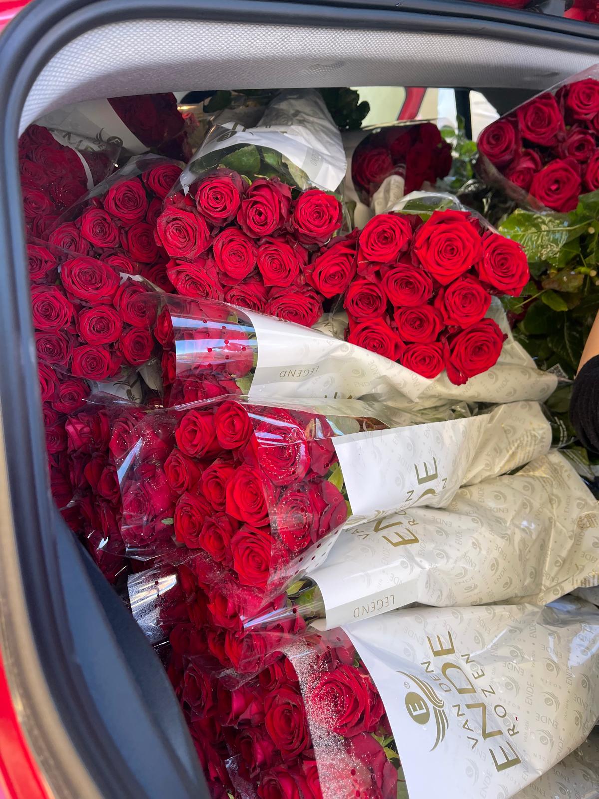 Centenars de roses al cotxe