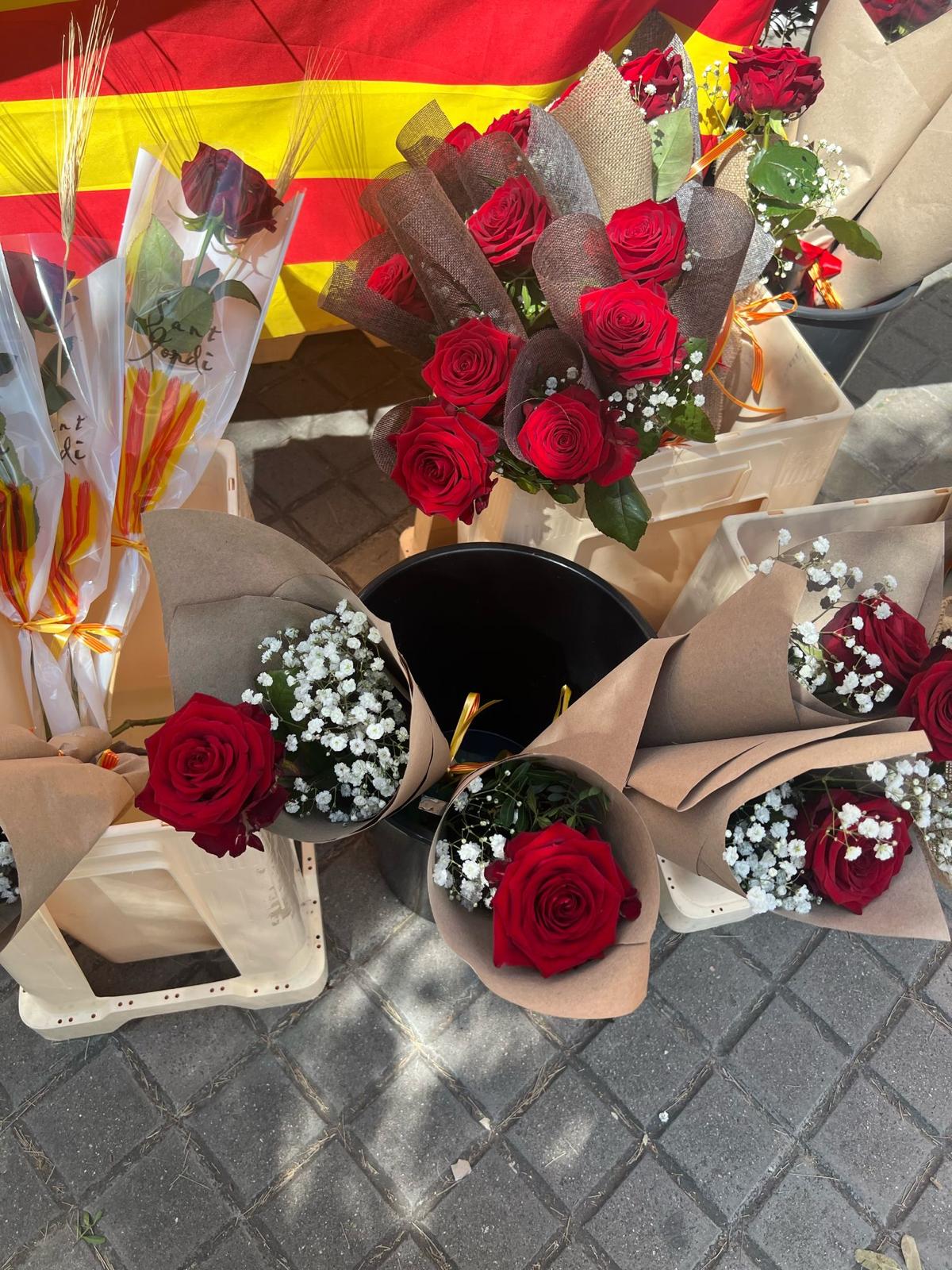 Roses de Sant Jordi al carrer